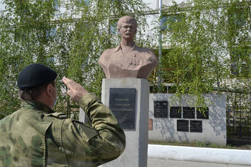 В Якутске сотрудники ОМОН почтили память Героя России Александра Рыжикова, которому сегодня исполнилось бы 60 лет