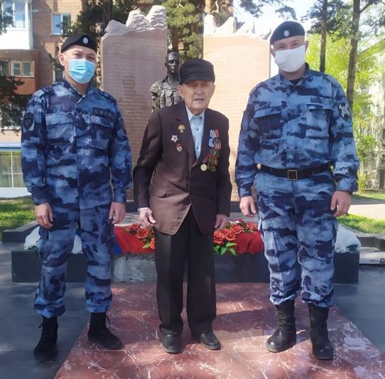 Сотрудники ангарского ОМОН помогли фронтовику возложить цветы к Вечному огню