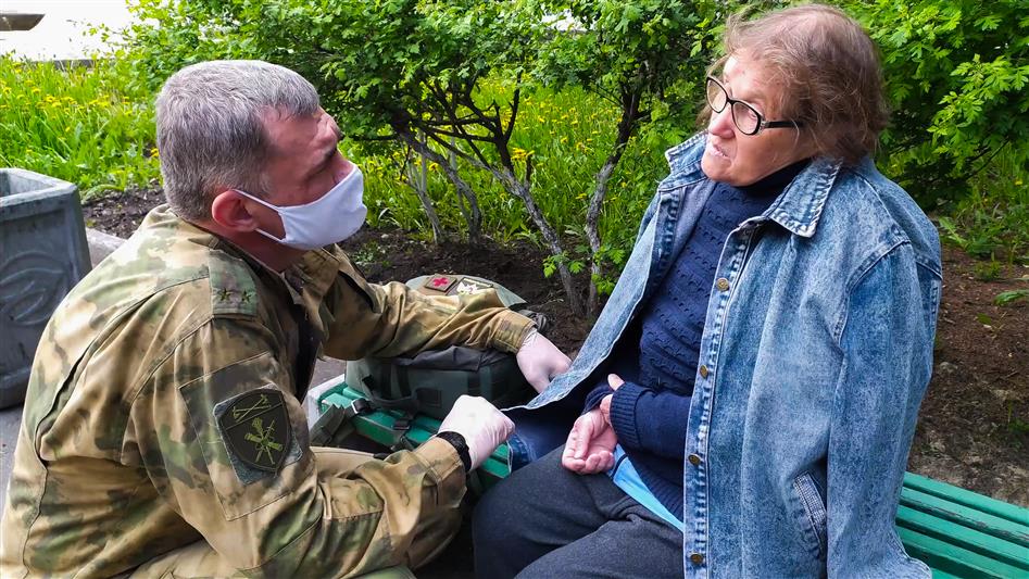В Пензе росгвардейцы помогли пожилой женщине, потерявшей сознание на улице (видео)