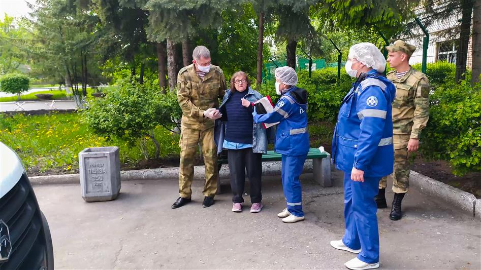 В Пензе росгвардейцы помогли пожилой женщине, потерявшей сознание на улице (видео)