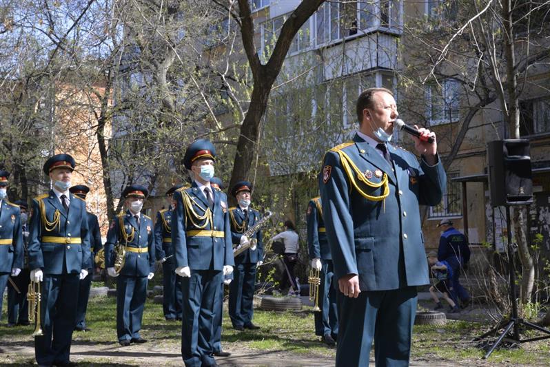 В Екатеринбурге Росгвардия поздравила ветеранов парадом у дома (видео)