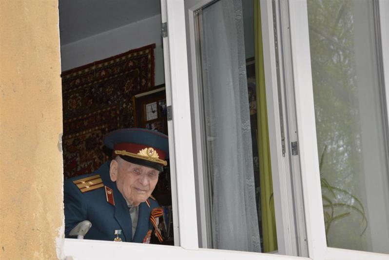 Военнослужащие калиновского соединения Росгвардии поздравили фронтовиков Великой Отечественной войны с праздником 9 мая