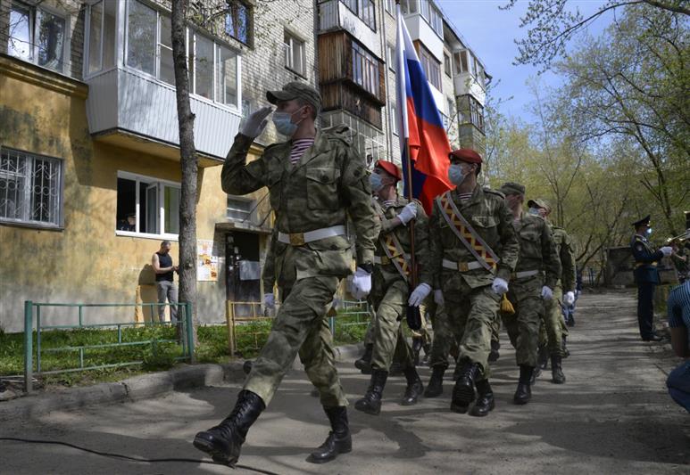 В Екатеринбурге Росгвардия поздравила ветеранов парадом у дома (видео)