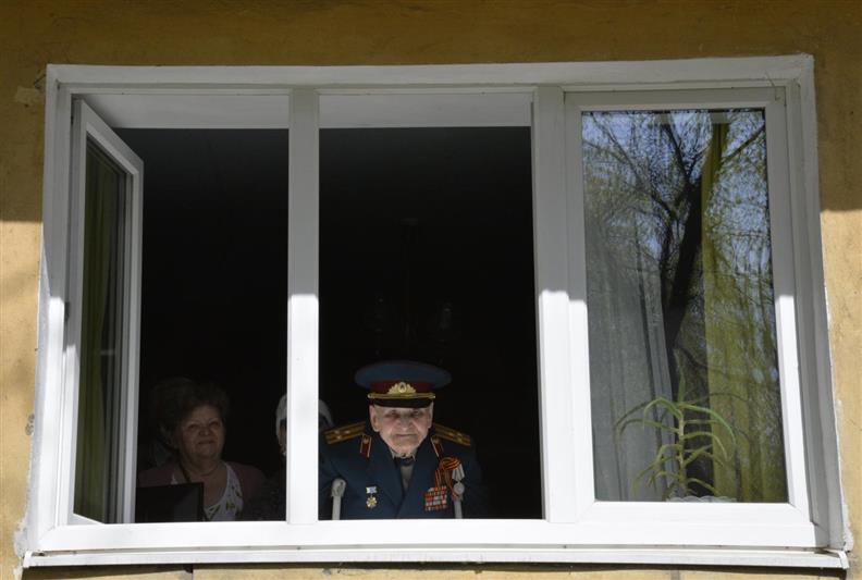 В Екатеринбурге Росгвардия поздравила ветеранов парадом у дома (видео)