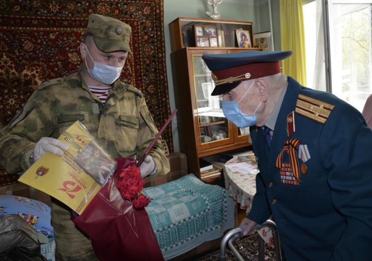 Военнослужащие калиновского соединения Росгвардии поздравили фронтовиков Великой Отечественной войны с праздником 9 мая
