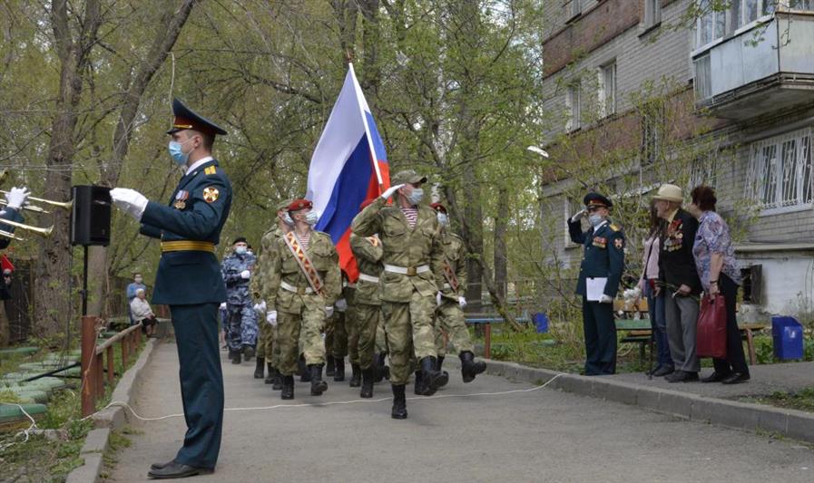 В Екатеринбурге Росгвардия поздравила ветеранов парадом у дома (видео)