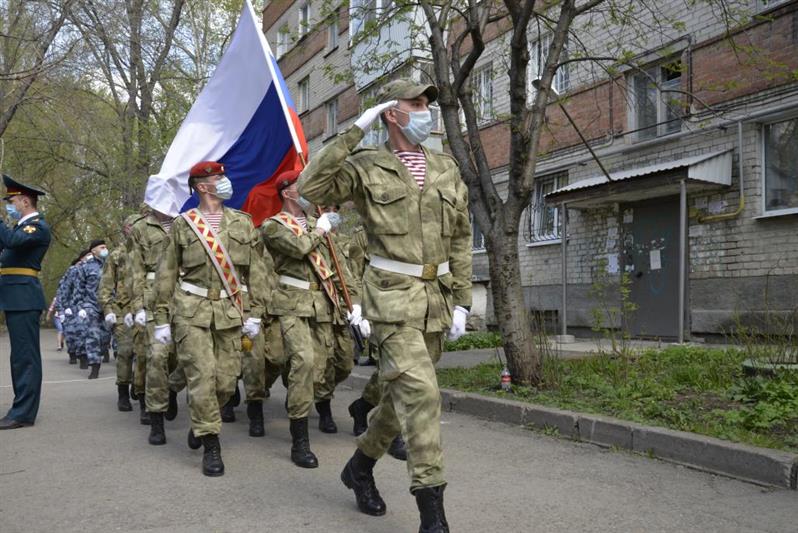 Военнослужащие калиновского соединения Росгвардии поздравили фронтовиков Великой Отечественной войны с праздником 9 мая