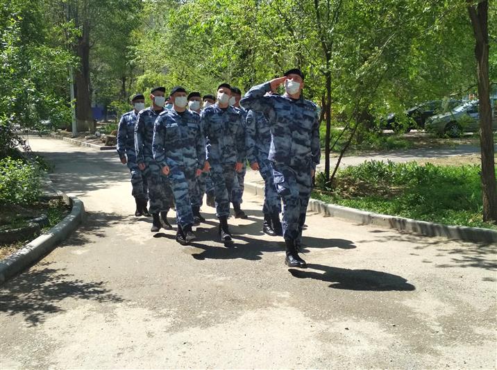 К акции «Парад у дома» присоединились росгвардейцы в Волгограде