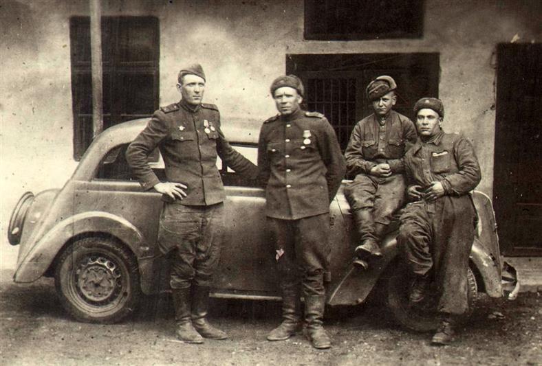 В рамках акции «Автограф Победы» военнослужащий Росгвардии из Ростова рассказал сослуживцам о маршрутах своего прадеда – фронтового шофера