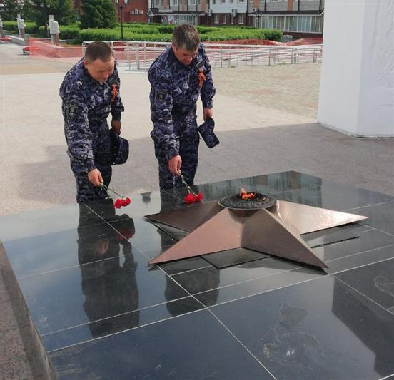 В Тюмени, в рамках акции #РосгвардияГид сотрудники ведомства рассказали о вновь созданных в регионе мемориально-скульптурных объектах, посвященных Великой Победе