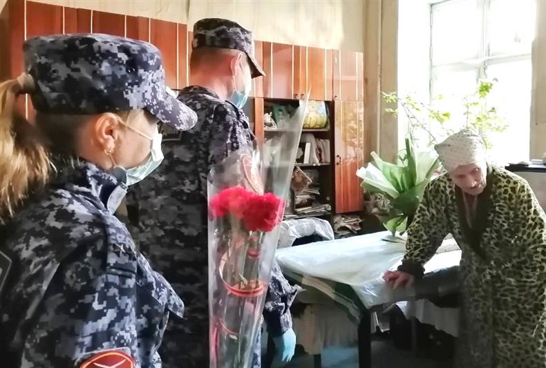 В Севастополе росгвардейцы поздравили ветеранов с юбилеем Победы