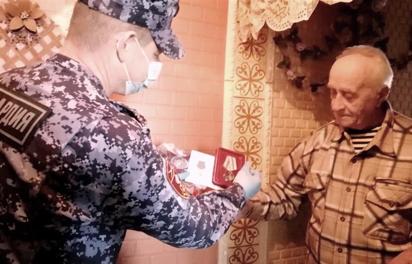 В Севастополе росгвардейцы поздравили ветеранов с юбилеем Победы