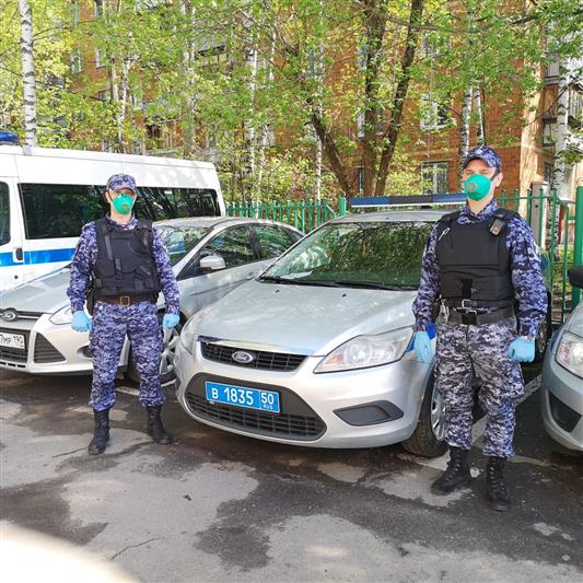 В Подмосковье сотрудники вневедомственной охраны оказали помощь мужчине и беременной женщине