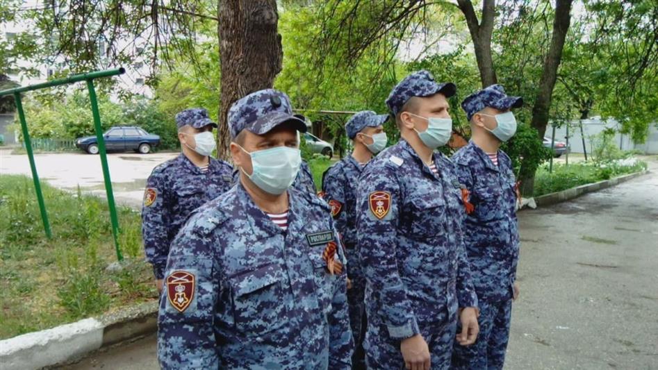 В рамках акции «Парад у дома» крымские росгвардейцы посвятили концертную программу ветерану войны 