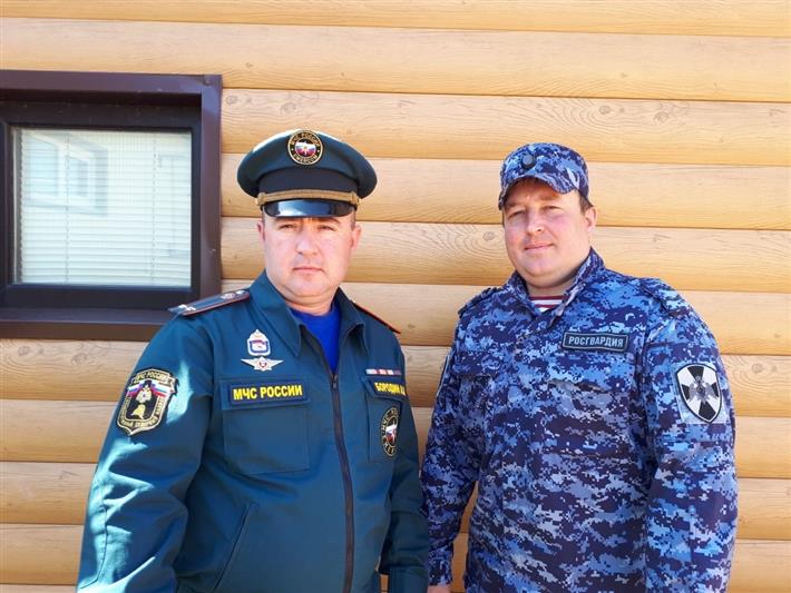 В Челябинской области офицер Росгвардии вместе со своим братом спасли из пожара четырех малолетних детей