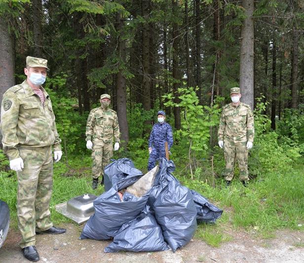 В Югре военнослужащие и сотрудники Росгвардии приняли участие во всероссийской  экологической  акции «Марш парков»