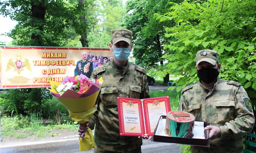 В Курске росгвардейцы поздравили ветерана службы с 93-летием