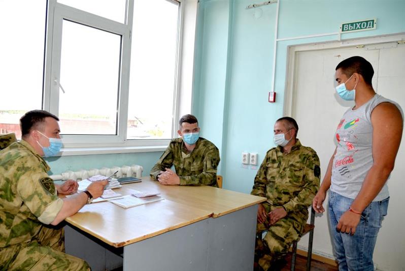 В Зауралье офицеры управления Росгвардии принимают участие в отборе кандидатов для прохождения службы по призыву 
