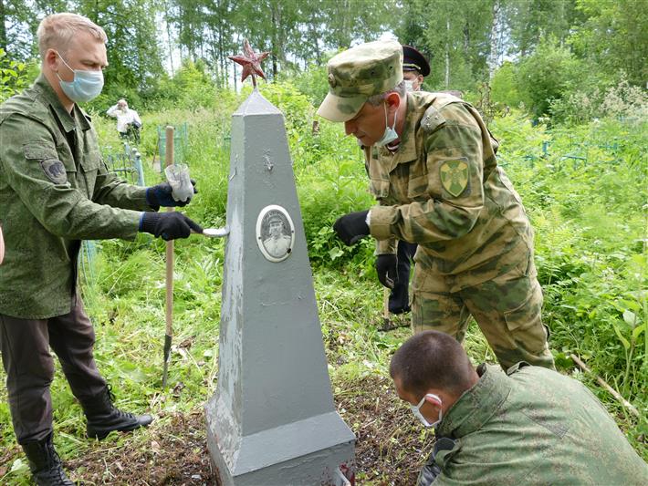 Томские росгвардейцы продолжают облагораживать места захоронения участников Великой Отечественной войны