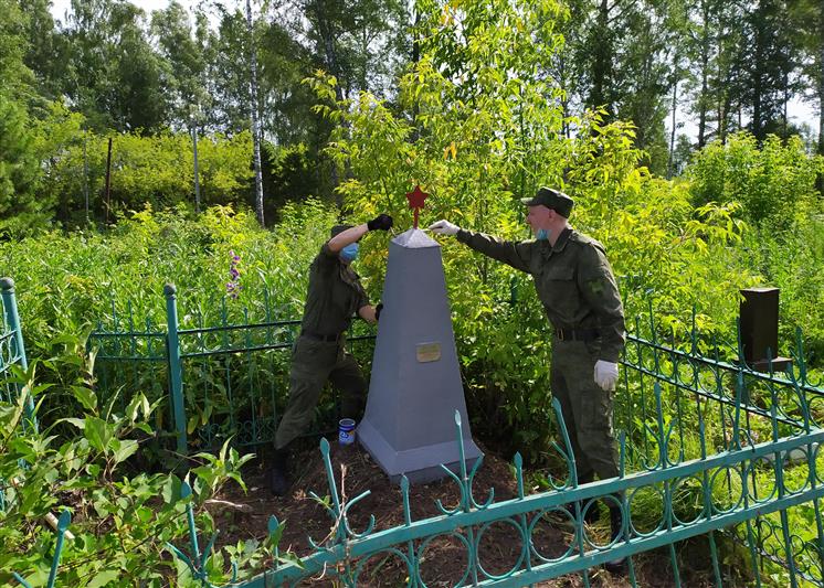 Военнослужащие Росгвардии продолжают облагораживать места захоронения фронтовиков