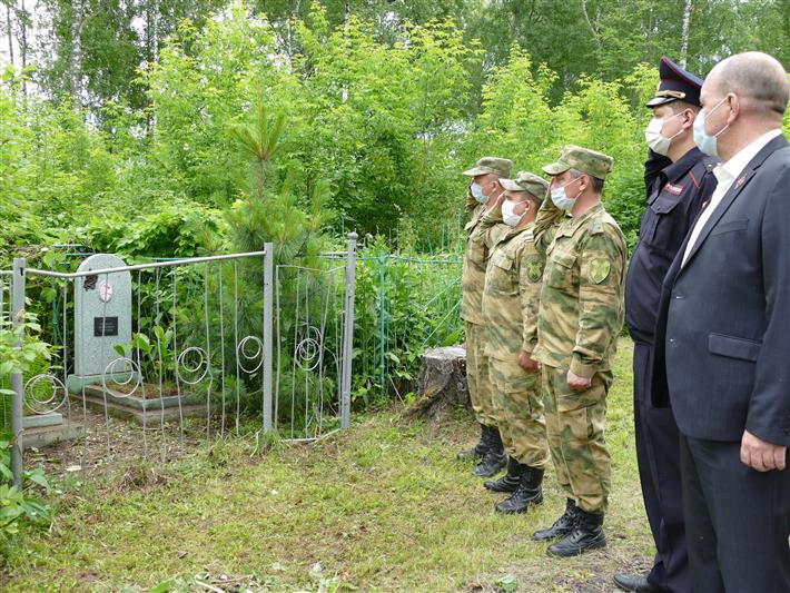 Томские росгвардейцы продолжают облагораживать места захоронения участников Великой Отечественной войны