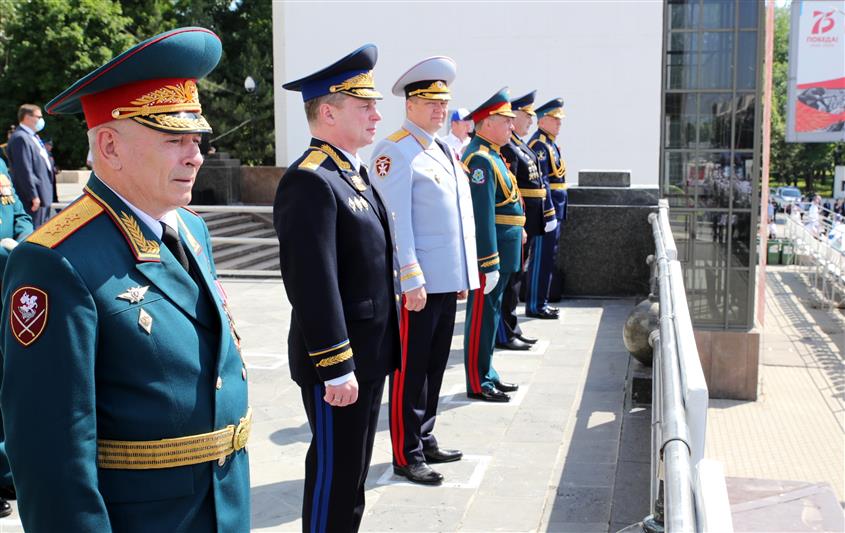Под руководством командующего Южным округом Росгвардии Героя России генерал-полковника Олега Козлова сотрудники ведомства приняли участие в торжественных мероприятиях в честь 75-летия Великой Победы (фото)