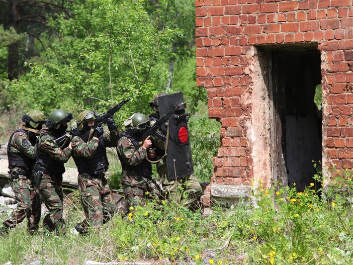 Бойцы иркутского ОМОН отработали занятия по поиску и задержанию условных вооружённых преступников(фото, видео)