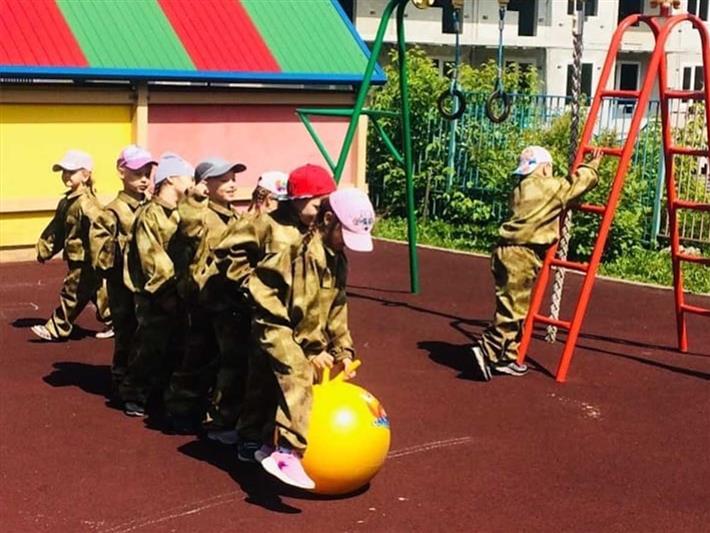 В Кузбассе военнослужащие Росгвардии стали на день воспитателями в детском саду