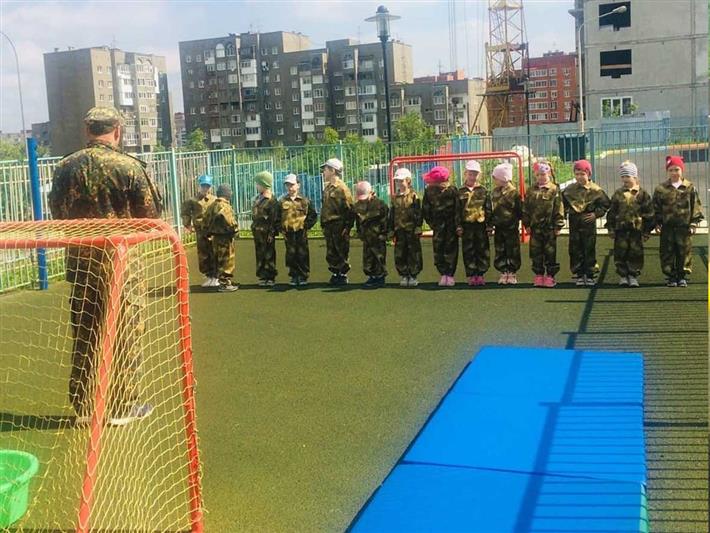 В Кузбассе военнослужащие Росгвардии стали на день воспитателями в детском саду