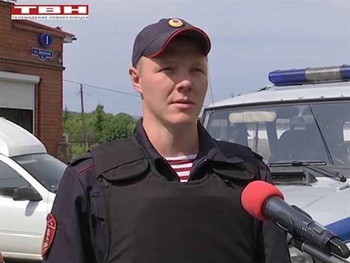 В Кузбассе представители торговой организации поблагодарили росгвардейцев, которые помогли защитить их имущество