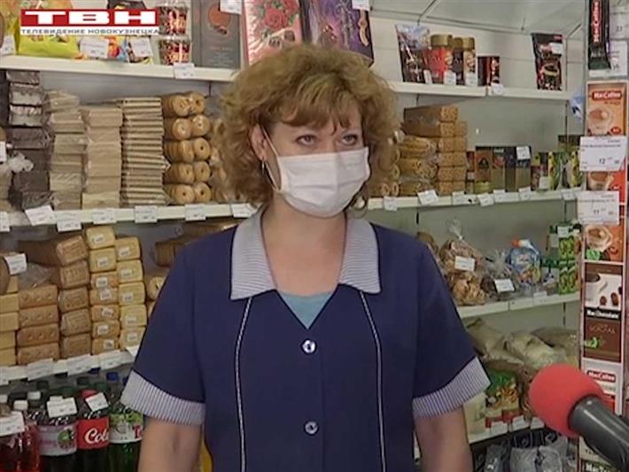 В Кузбассе представители торговой организации поблагодарили росгвардейцев, которые помогли защитить их имущество