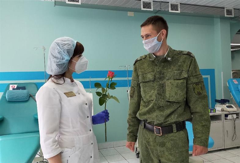 В Тюмени кинологи Росгвардии поздравили с профессиональным праздником медицинских работников
