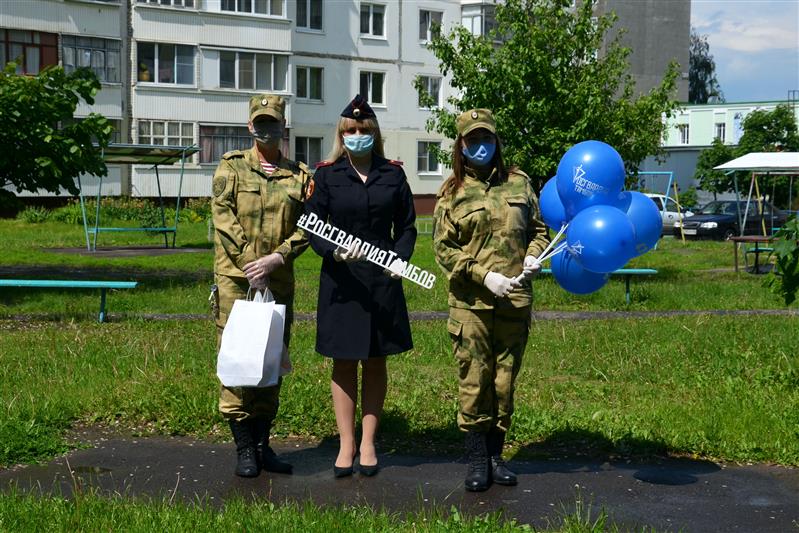 В Международный день защиты детей росгвардейцы поздравили многодетные семьи коллег