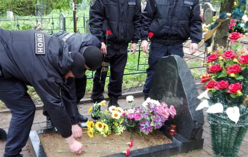 В Смоленске сотрудники ОМОН почтили память сослуживца, погибшего при исполнении служебного долга