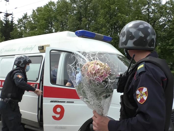В Кемерове росгвардейцы сделали трогательный подарок для кузбасских медиков в профессиональный праздник