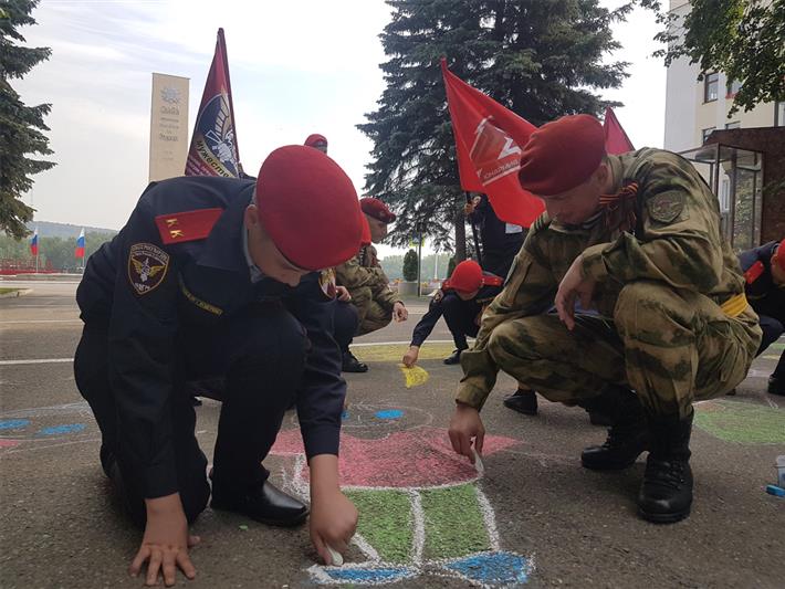 В Кузбассе военнослужащие Росгвардии вместе со школьниками  нарисовали рисунок Победы 