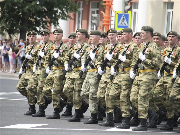 В Кузбассе росгвардейцы прошли торжественным маршем в честь 75 летия Победы