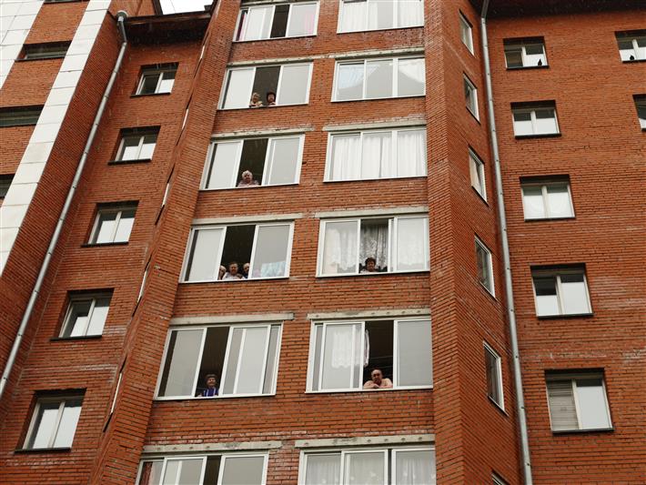 Военнослужащие северского соединения Росгвардии поздравили жителей специализированного Дома ветеранов с наступающим Днем России