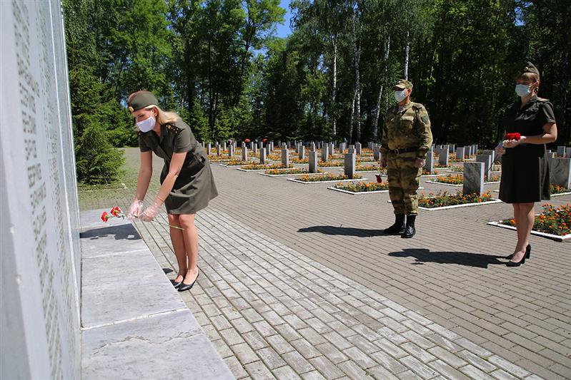 Военнослужащие и сотрудники Приволжского округа Росгвардии приняли участие в мероприятиях, посвященных Дню памяти и скорби