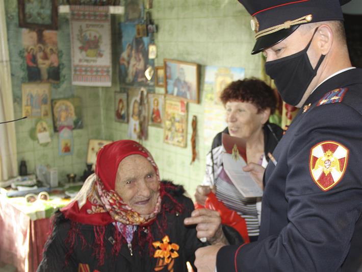 В Кузбассе сотрудники Росгвардии  взяли на себя заботу о труженице тыла