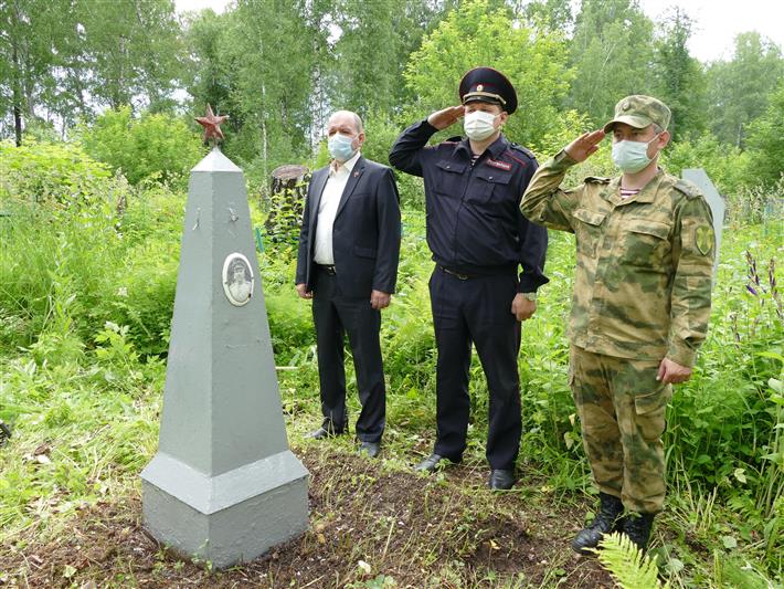 Томские росгвардейцы продолжают облагораживать места захоронения участников Великой Отечественной войны