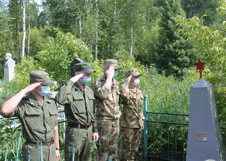 Военнослужащие Росгвардии продолжают облагораживать места захоронения фронтовиков
