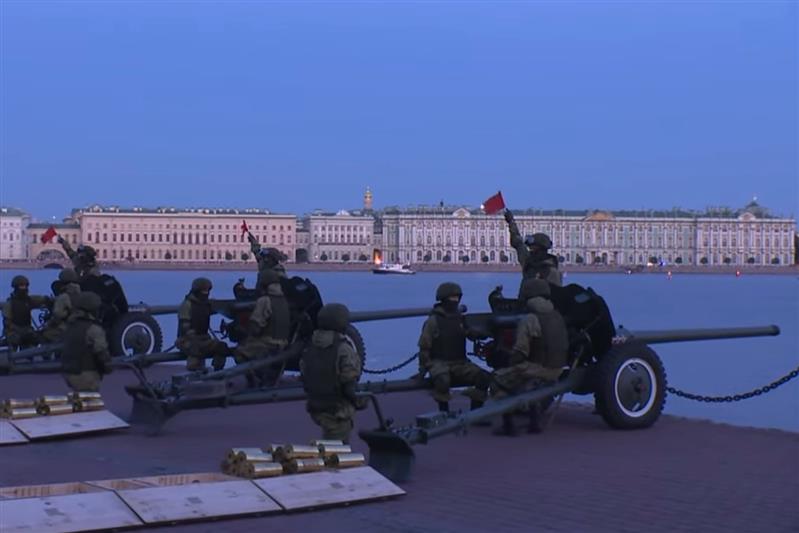 В Санкт-Петербурге росгвардейцы обеспечили правопорядок при проведении салюта в честь 75-летия Победы