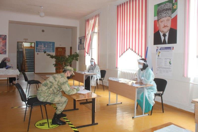 Росгвардейцы грозненского соединения принимают участие в голосовании по поправкам в Конституцию Российской Федерации