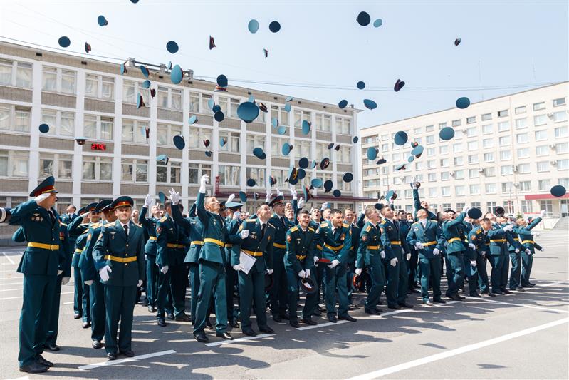 В Санкт-Петербургском военном институте Росгвардии состоялся выпуск офицеров
