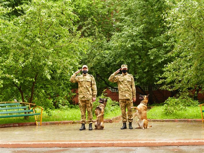 Военнослужащие северского соединения Росгвардии поздравили жителей специализированного Дома ветеранов с наступающим Днем России