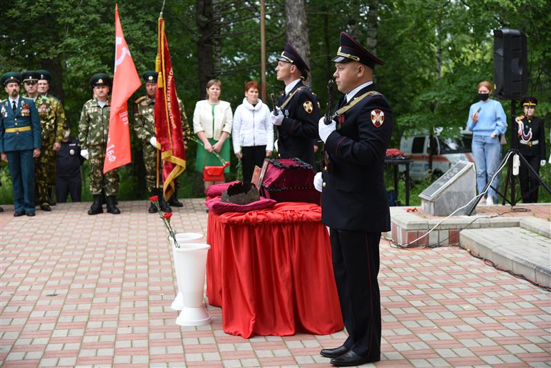 В Удмуртии сотрудники Росгвардии приняли участие в церемонии захоронения останков погибшего красноармейца 