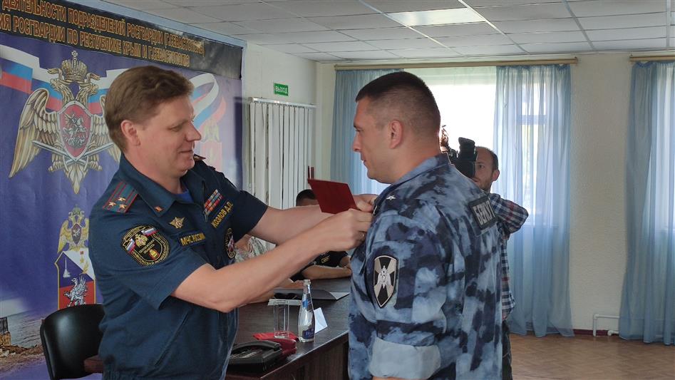 В Севастополе росгвардейцы получили награды от Совета Федерации Федерального собрания Российской Федерации и регионального управления МЧС