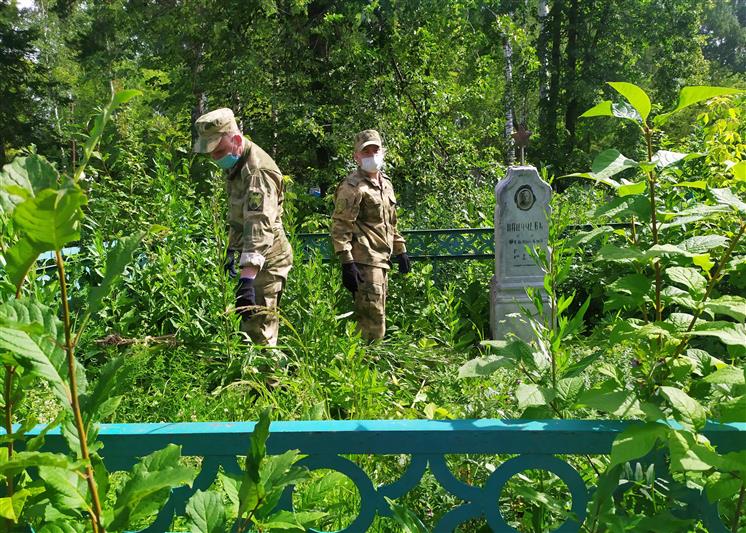Военнослужащие Росгвардии продолжают облагораживать места захоронения фронтовиков