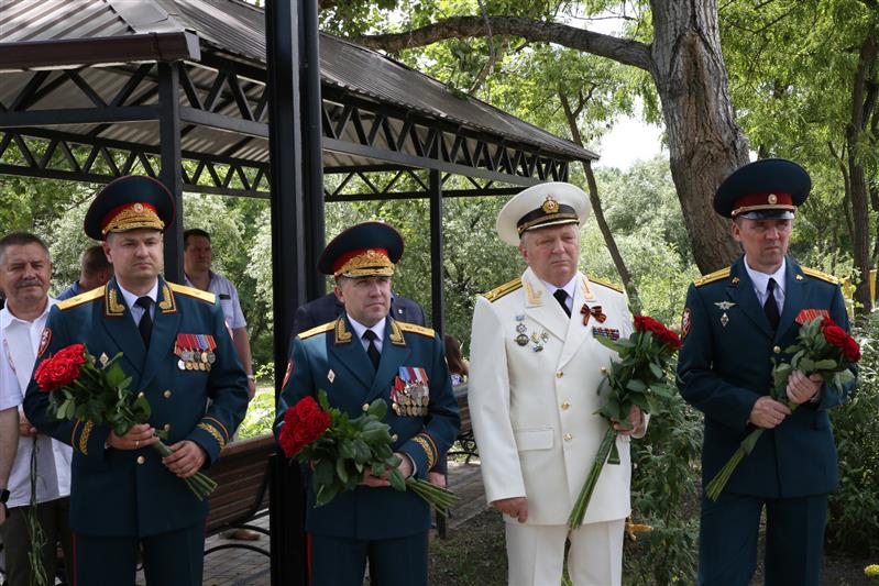 В Пятигорске с участием Росгвардии открыт памятный знак  Герою России адмиралу Герману Угрюмову